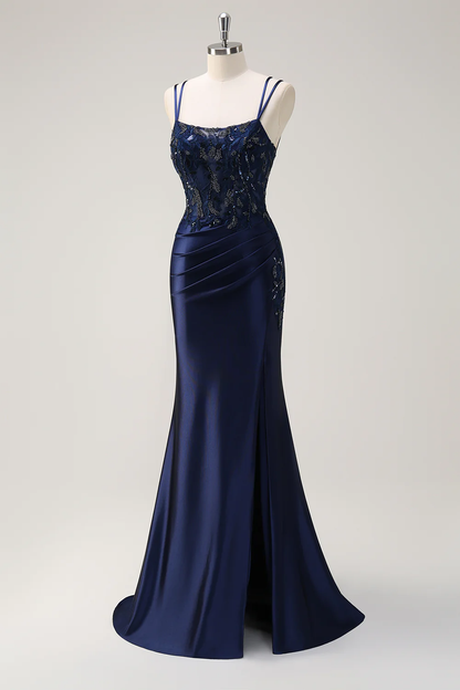 Elegante vestido de noche de satén con escote cuadrado, tirantes finos dobles, encaje de pedrería, espalda cruzada y cola