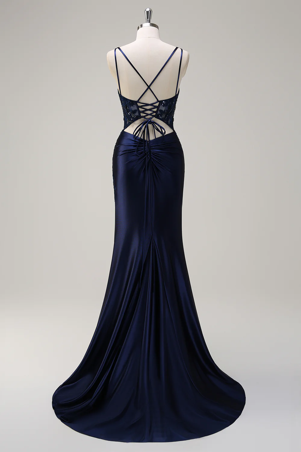 Elegante vestido de noche de satén con escote cuadrado, tirantes finos dobles, encaje de pedrería, espalda cruzada y cola