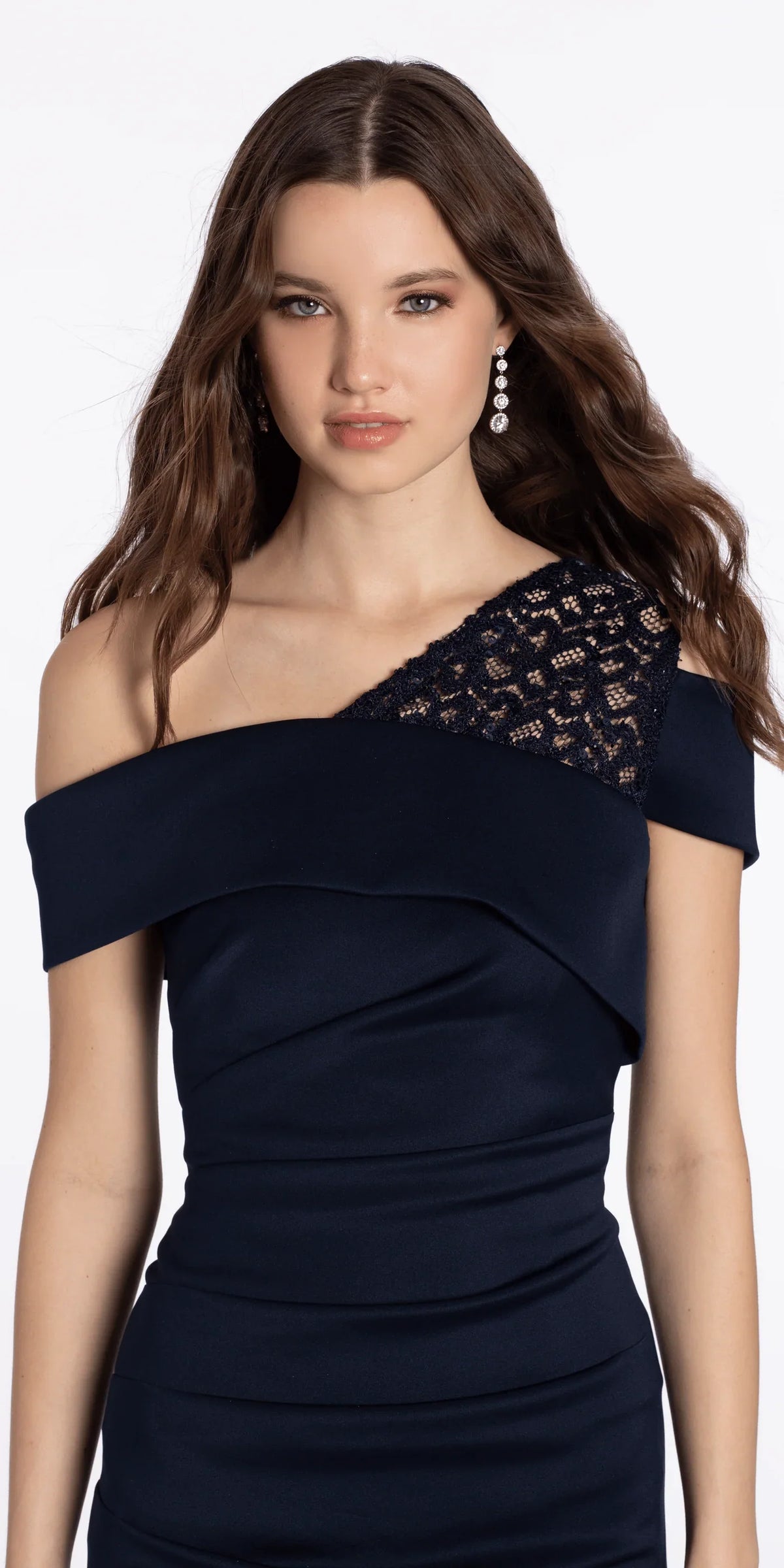 Elegante vestido de noche azul marino con escote asimétrico y detalle de encaje en el hombro