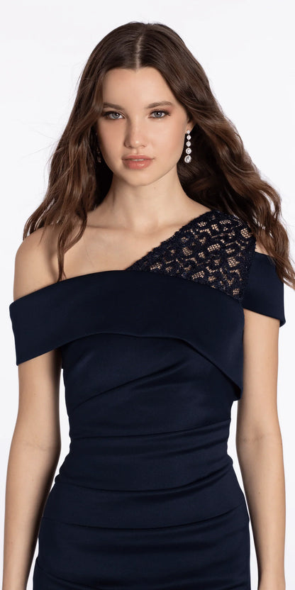 Elegante vestido de noche azul marino con escote asimétrico y detalle de encaje en el hombro