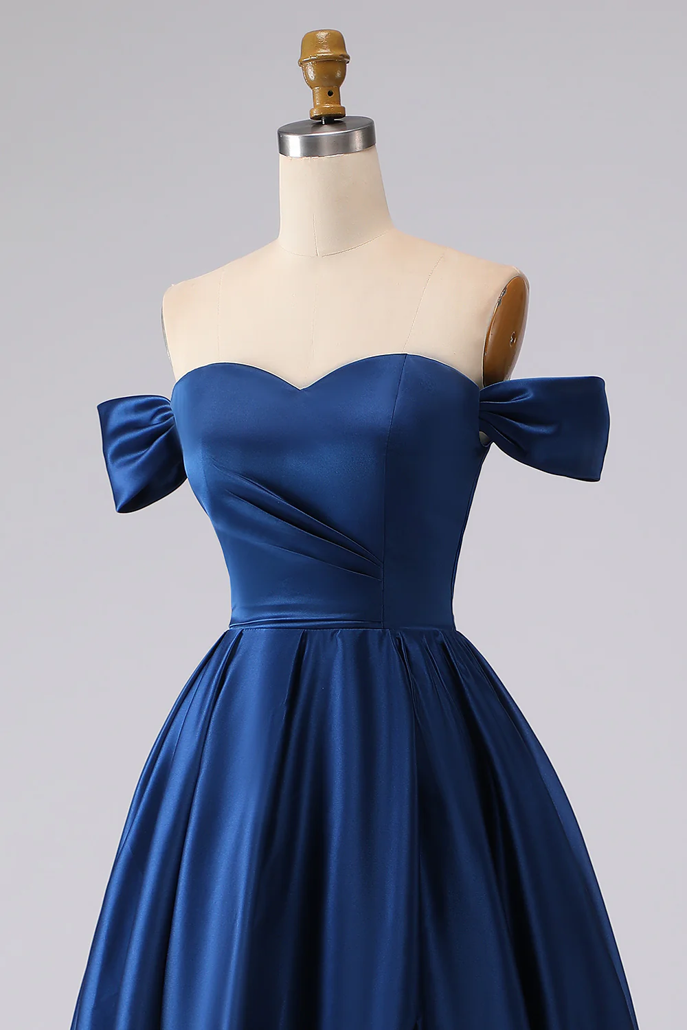 Elegante vestido de noche de satén con hombros descubiertos, detalle de lazo, cintura fruncida y abertura alta para ocasiones formales