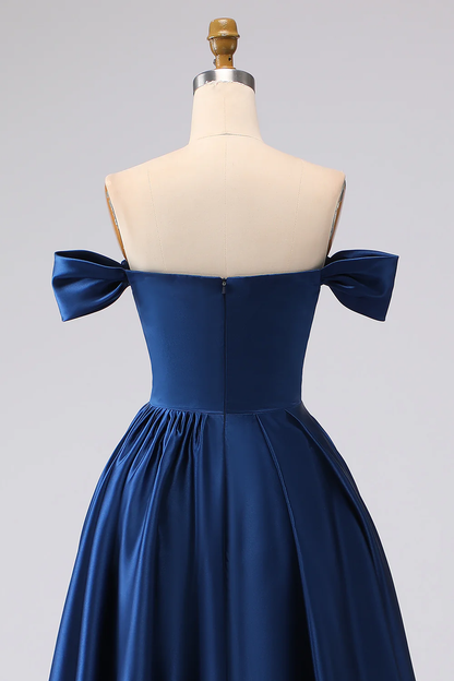 Elegante vestido de noche de satén con hombros descubiertos, detalle de lazo, cintura fruncida y abertura alta para ocasiones formales