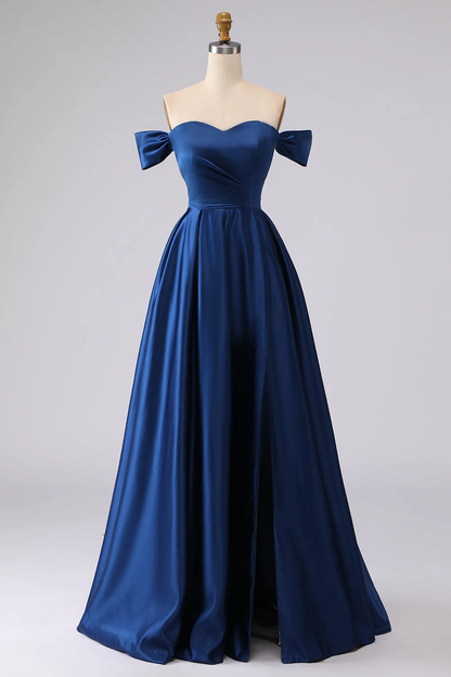 Elegante vestido de noche de satén con hombros descubiertos, detalle de lazo, cintura fruncida y abertura alta para ocasiones formales