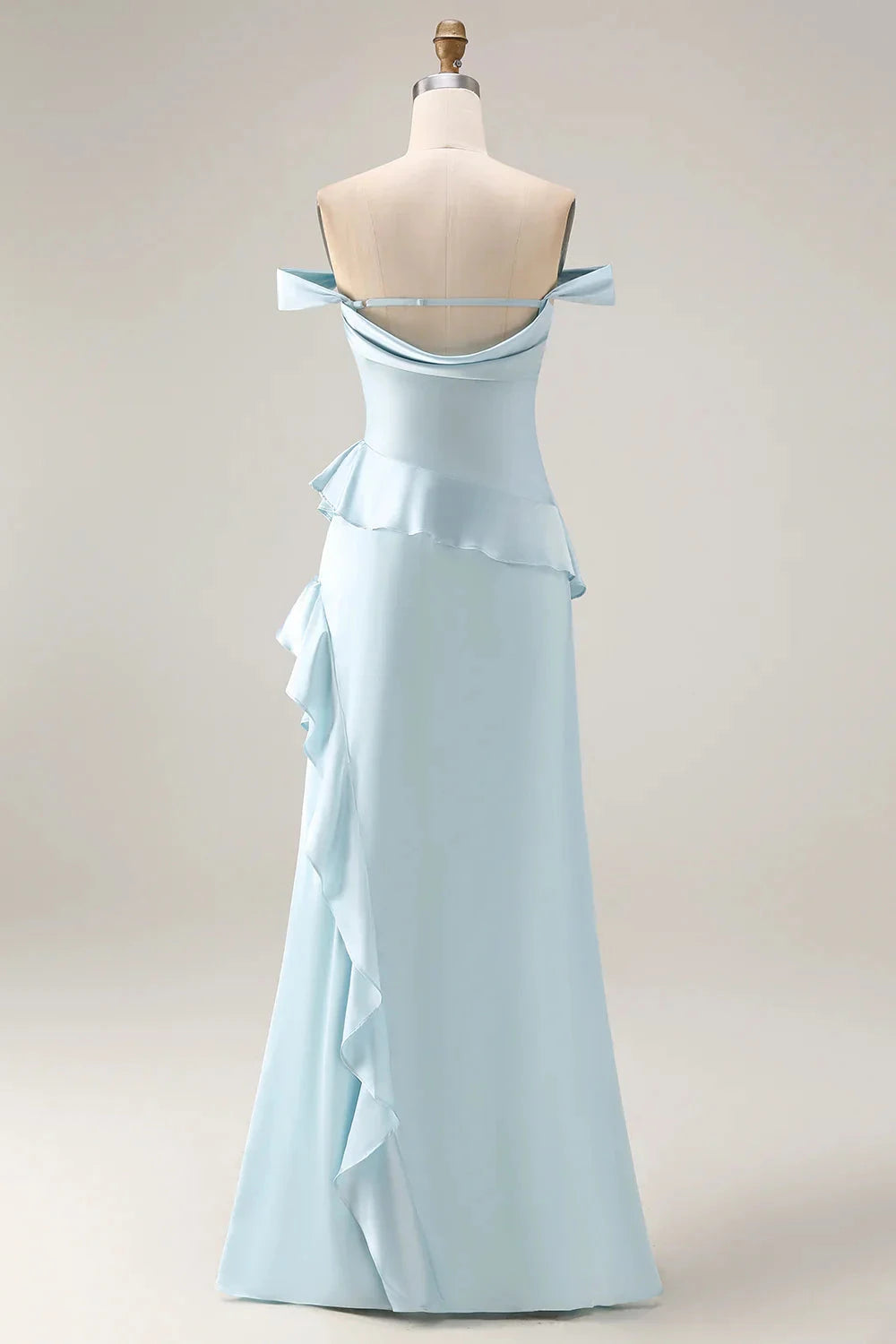 Elegante vestido de noche de satén con hombros descubiertos y ribete de volantes en cascada