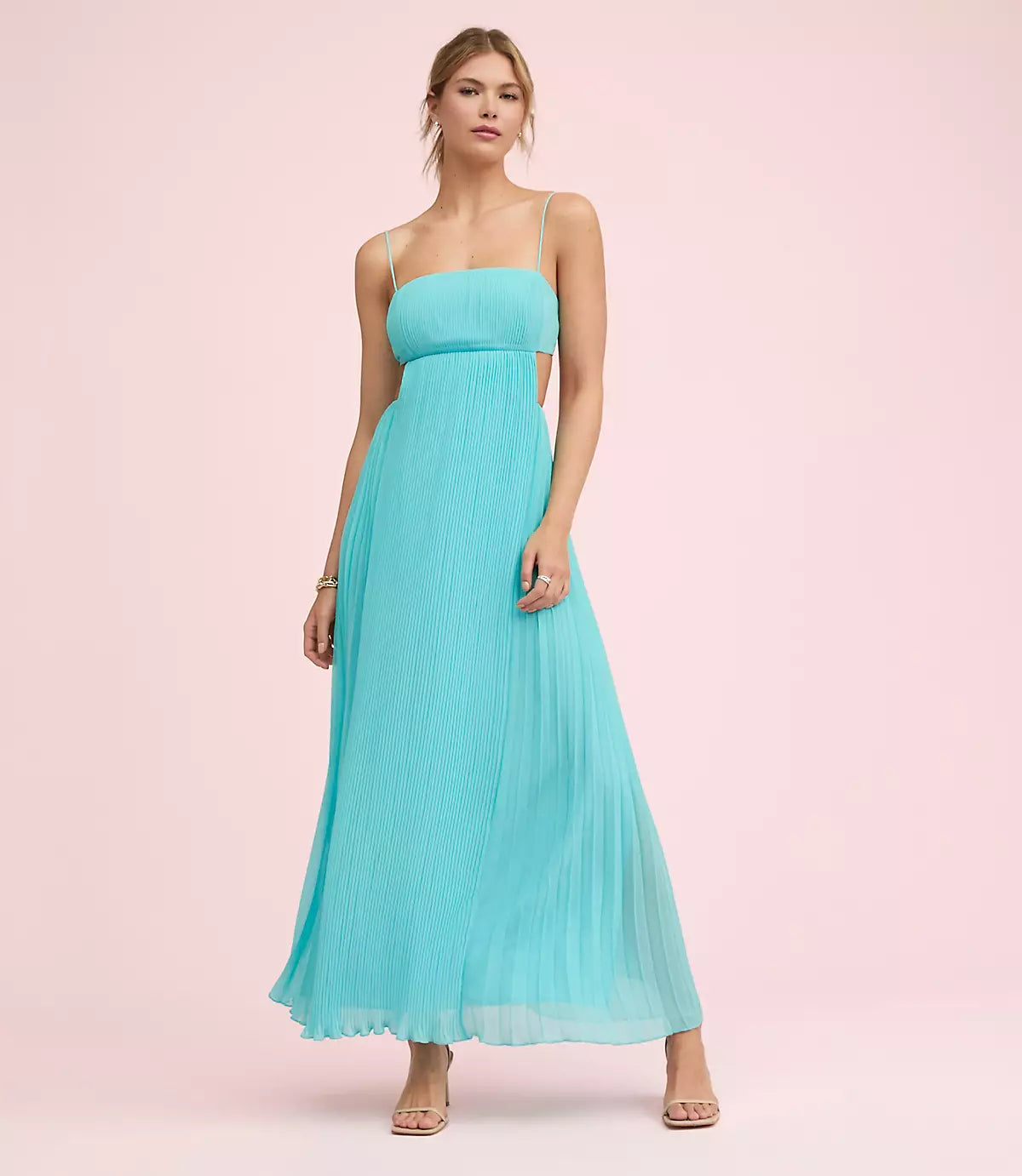 Elegante vestido formal de noche midi de gasa plisada con escote cuadrado, aberturas y espalda descubierta