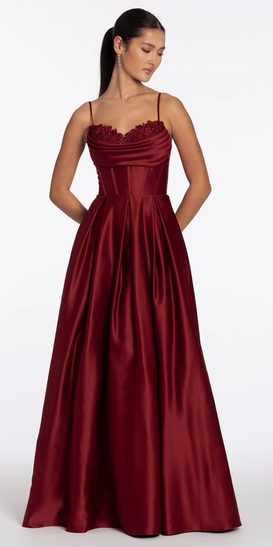 Elegant Satin Ball Dress Sweetheart Neck Spaghetti Strap Lace-Up Back Floor-Length Prom Dress with Lace Applique for Formal Events