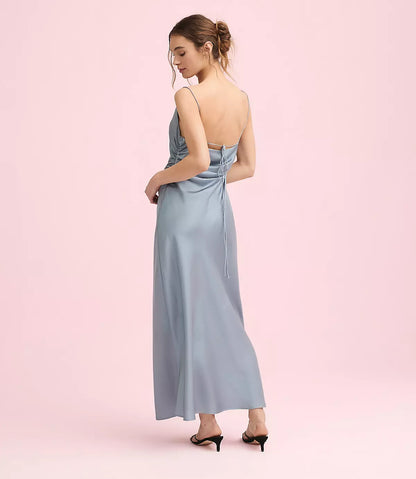 Elegante vestido de noche midi de satén con escote drapeado, espalda fruncida y lazo