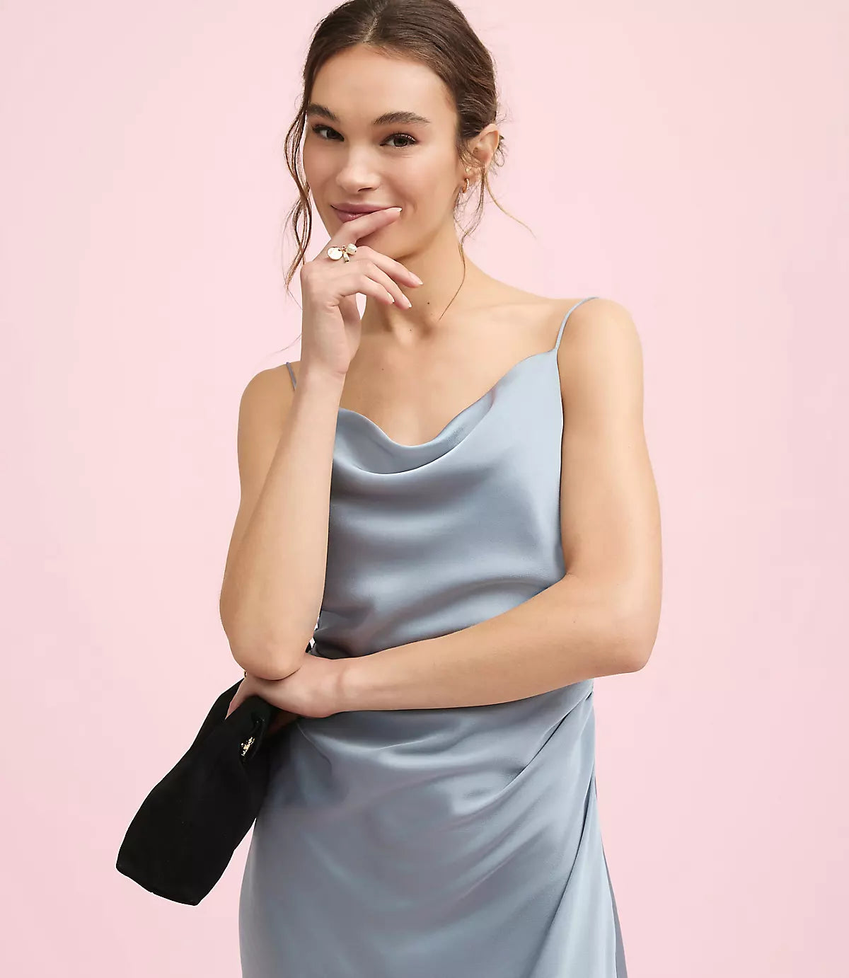 Elegante vestido de noche midi de satén con escote drapeado, espalda fruncida y lazo