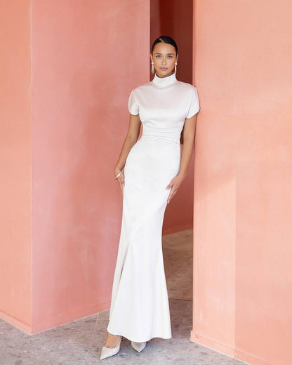 Elegante vestido de noche de satén con cuello alto, manga corta, cintura fruncida y corte sirena