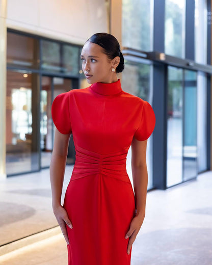 Elegante vestido de noche de satén con cuello alto, manga corta, cintura fruncida y corte sirena