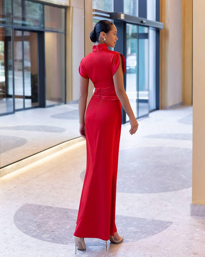 Elegante vestido de noche de satén con cuello alto, manga corta, cintura fruncida y corte sirena