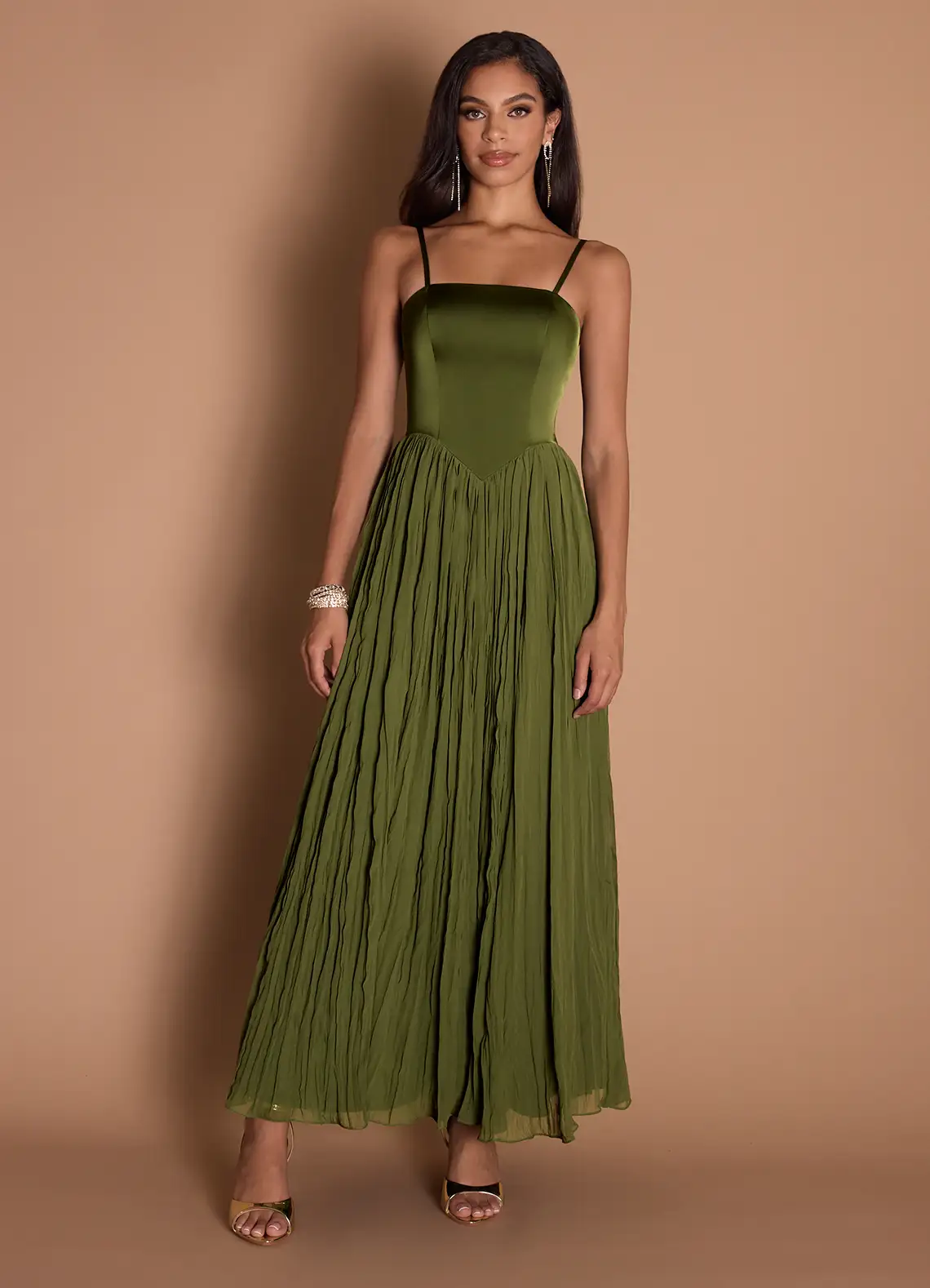 Elegante vestido de noche largo hasta el suelo de satén con tirantes finos, escote cuadrado, corpiño fruncido y gasa arrugada