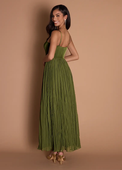 Elegante vestido de noche largo hasta el suelo de satén con tirantes finos, escote cuadrado, corpiño fruncido y gasa arrugada