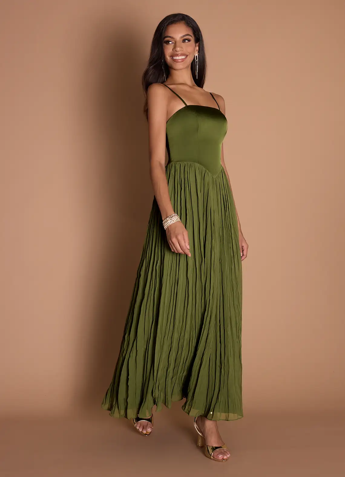 Elegante vestido de noche largo hasta el suelo de satén con tirantes finos, escote cuadrado, corpiño fruncido y gasa arrugada