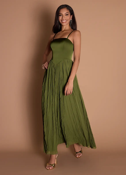 Elegante vestido de noche largo hasta el suelo de satén con tirantes finos, escote cuadrado, corpiño fruncido y gasa arrugada
