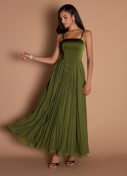Elegante vestido de noche largo hasta el suelo de satén con tirantes finos, escote cuadrado, corpiño fruncido y gasa arrugada