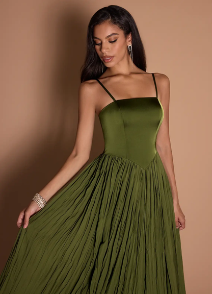 Elegante vestido de noche largo hasta el suelo de satén con tirantes finos, escote cuadrado, corpiño fruncido y gasa arrugada