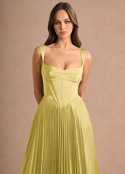 Élégante robe de soirée longue en satin à encolure carrée, corsage corset plissé et dos lacé.