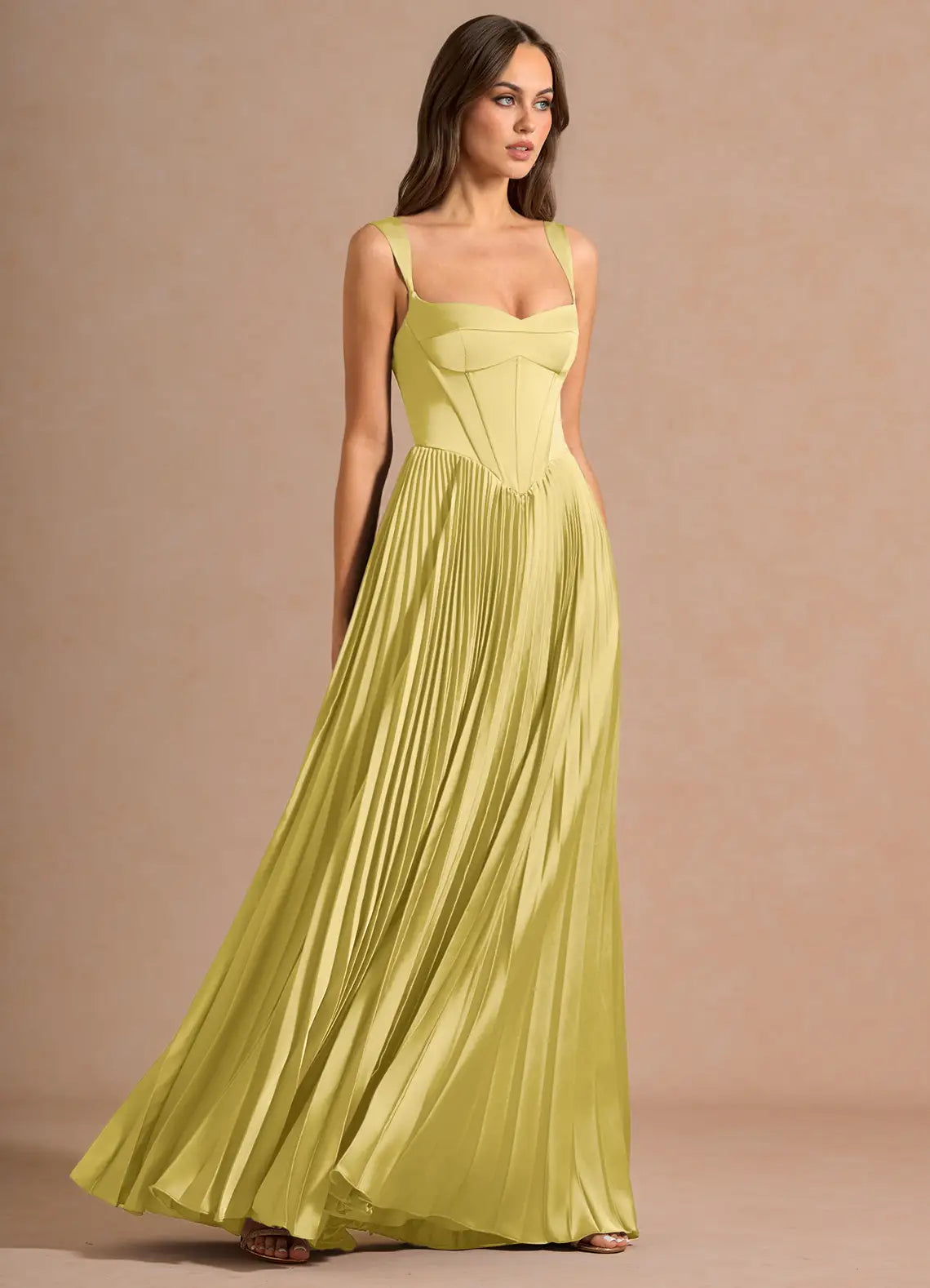Élégante robe de soirée longue en satin à encolure carrée, corsage corset plissé et dos lacé.