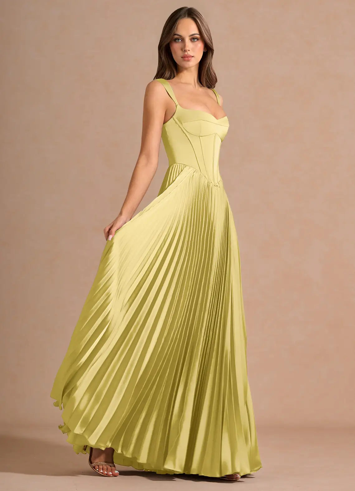 Élégante robe de soirée longue en satin à encolure carrée, corsage corset plissé et dos lacé.