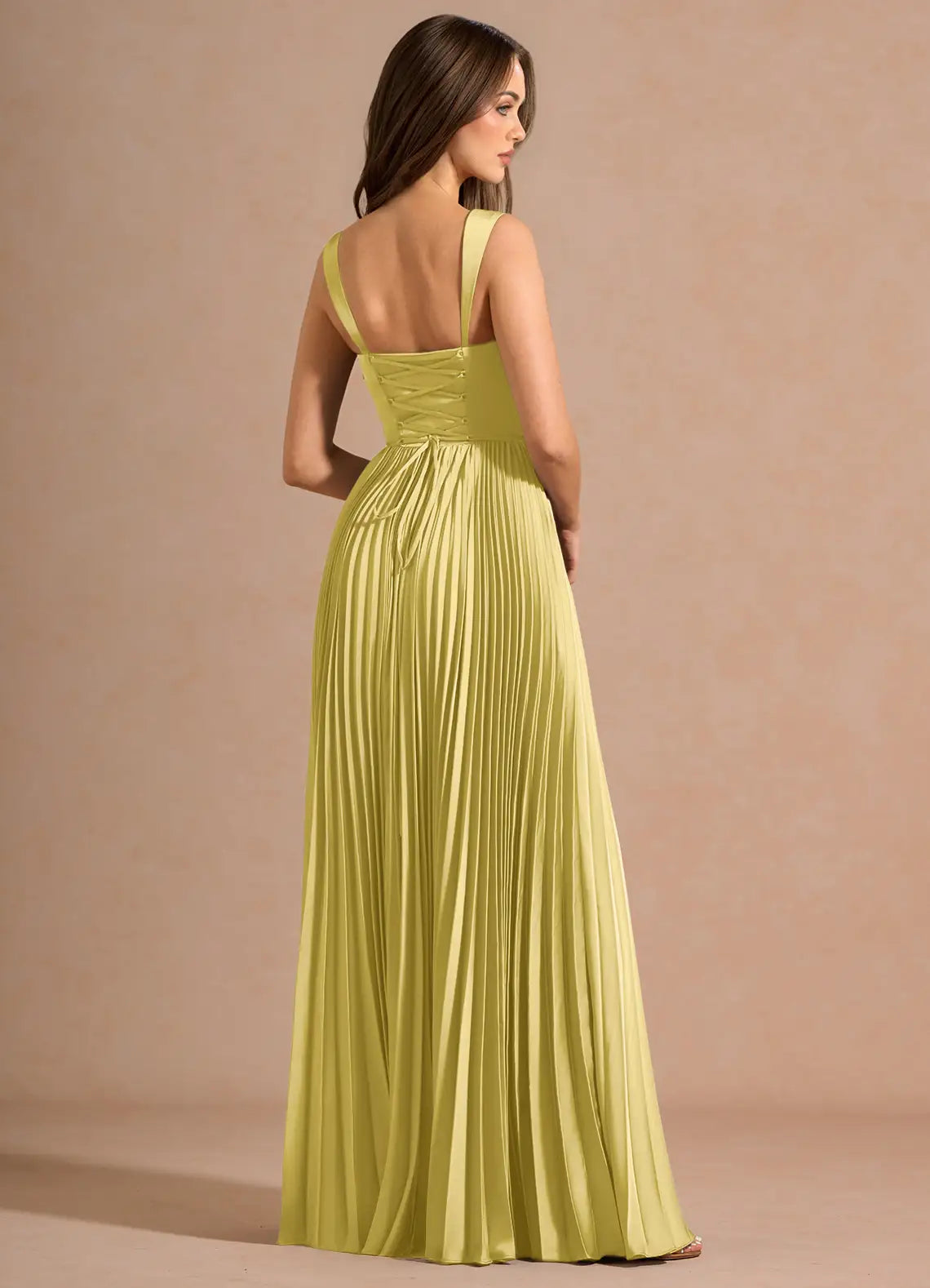 Élégante robe de soirée longue en satin à encolure carrée, corsage corset plissé et dos lacé.