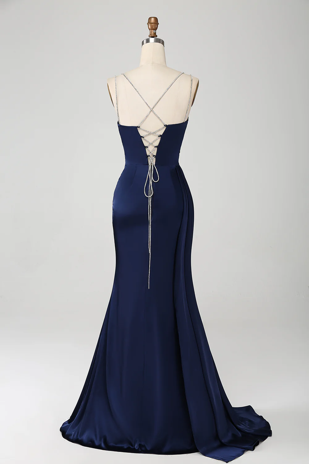 Elegante vestido de noche de satén con tirantes finos, escote en V, corte sirena y espalda con cordones