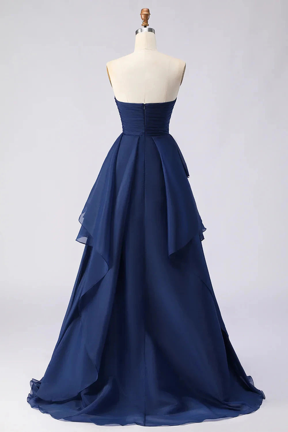 Elegante vestido de noche de gasa sin tirantes con corpiño fruncido y abertura con volantes en cascada