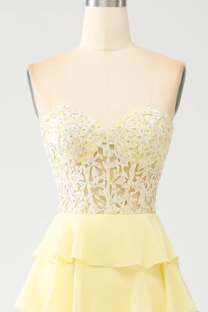 Elegante vestido de noche de gasa escalonada con corpiño de encaje, escote corazón y espalda con cordones