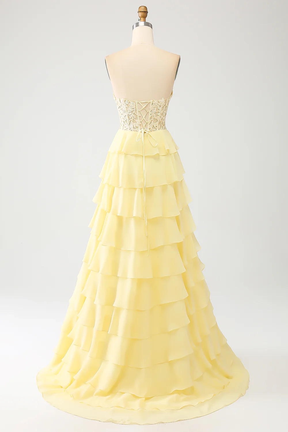 Elegante vestido de noche de gasa escalonada con corpiño de encaje, escote corazón y espalda con cordones