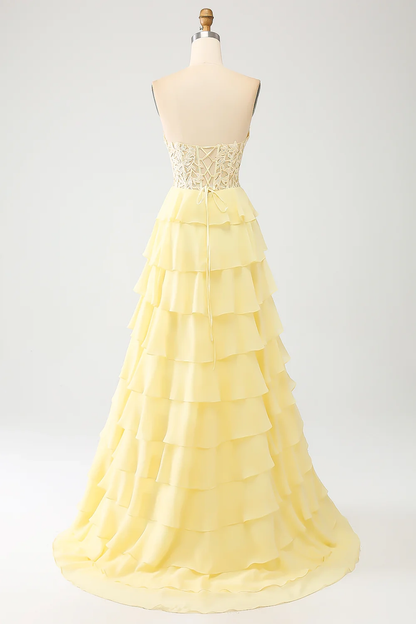Elegante vestido de noche de gasa escalonada con corpiño de encaje, escote corazón y espalda con cordones