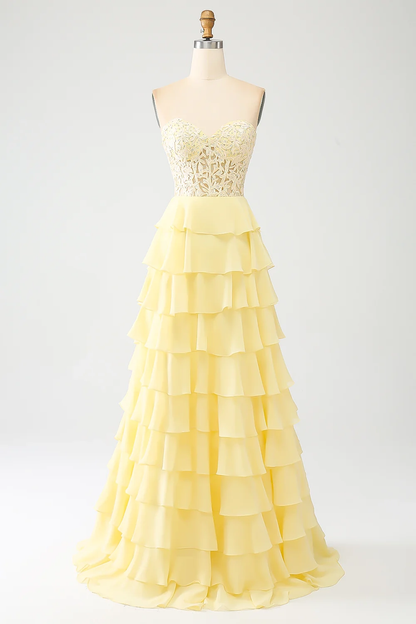 Elegante vestido de noche de gasa escalonada con corpiño de encaje, escote corazón y espalda con cordones