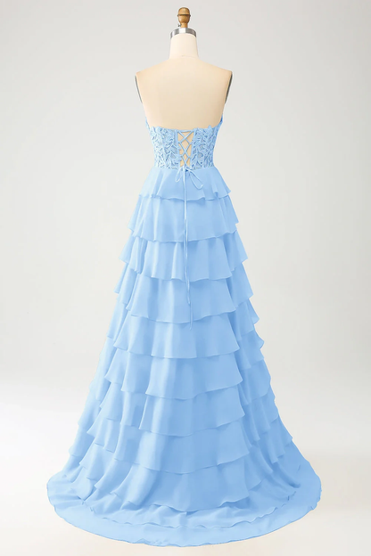Elegante vestido de noche de gasa escalonada con corpiño de encaje, escote corazón y espalda con cordones