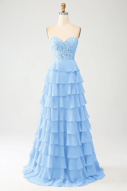Elegante vestido de noche de gasa escalonada con corpiño de encaje, escote corazón y espalda con cordones