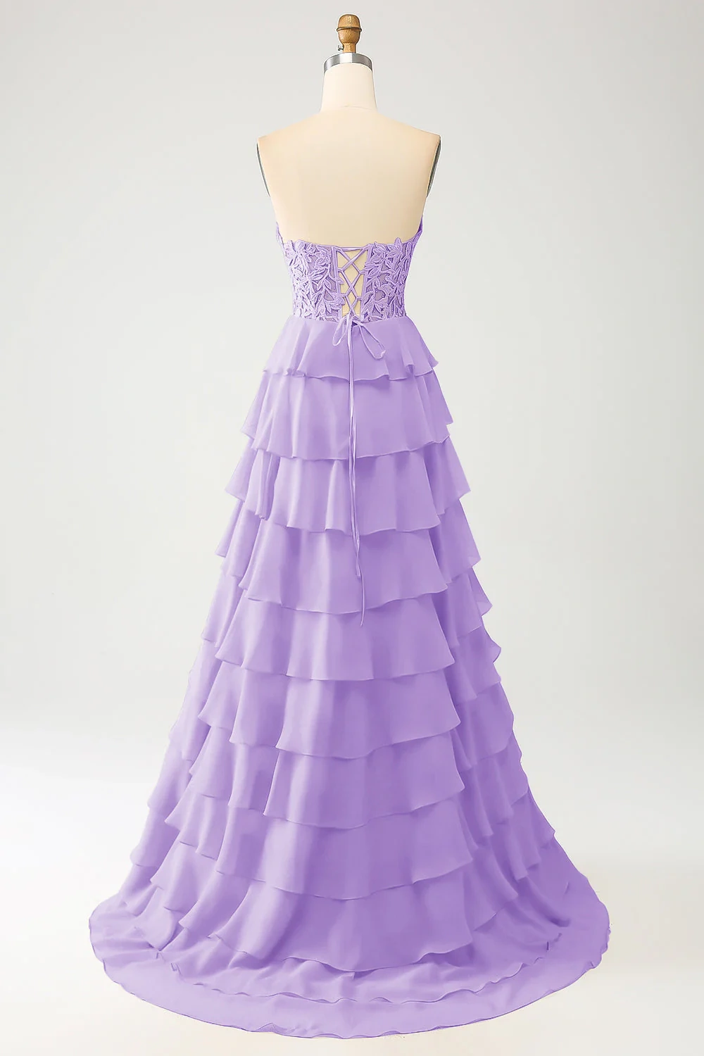 Elegante vestido de noche de gasa escalonada con corpiño de encaje, escote corazón y espalda con cordones