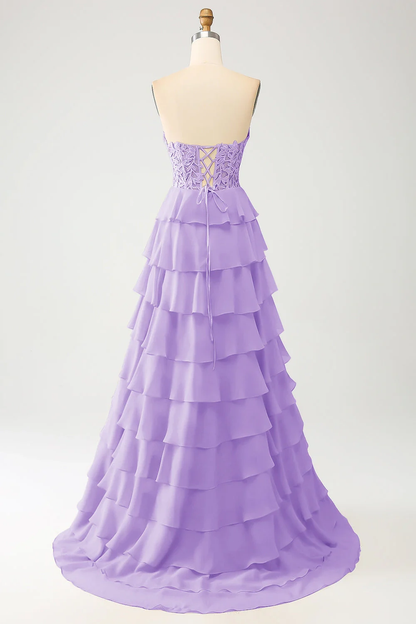 Elegante vestido de noche de gasa escalonada con corpiño de encaje, escote corazón y espalda con cordones
