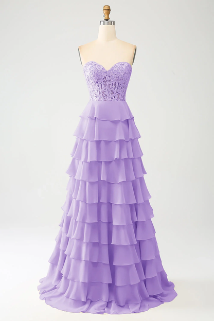 Elegante vestido de noche de gasa escalonada con corpiño de encaje, escote corazón y espalda con cordones