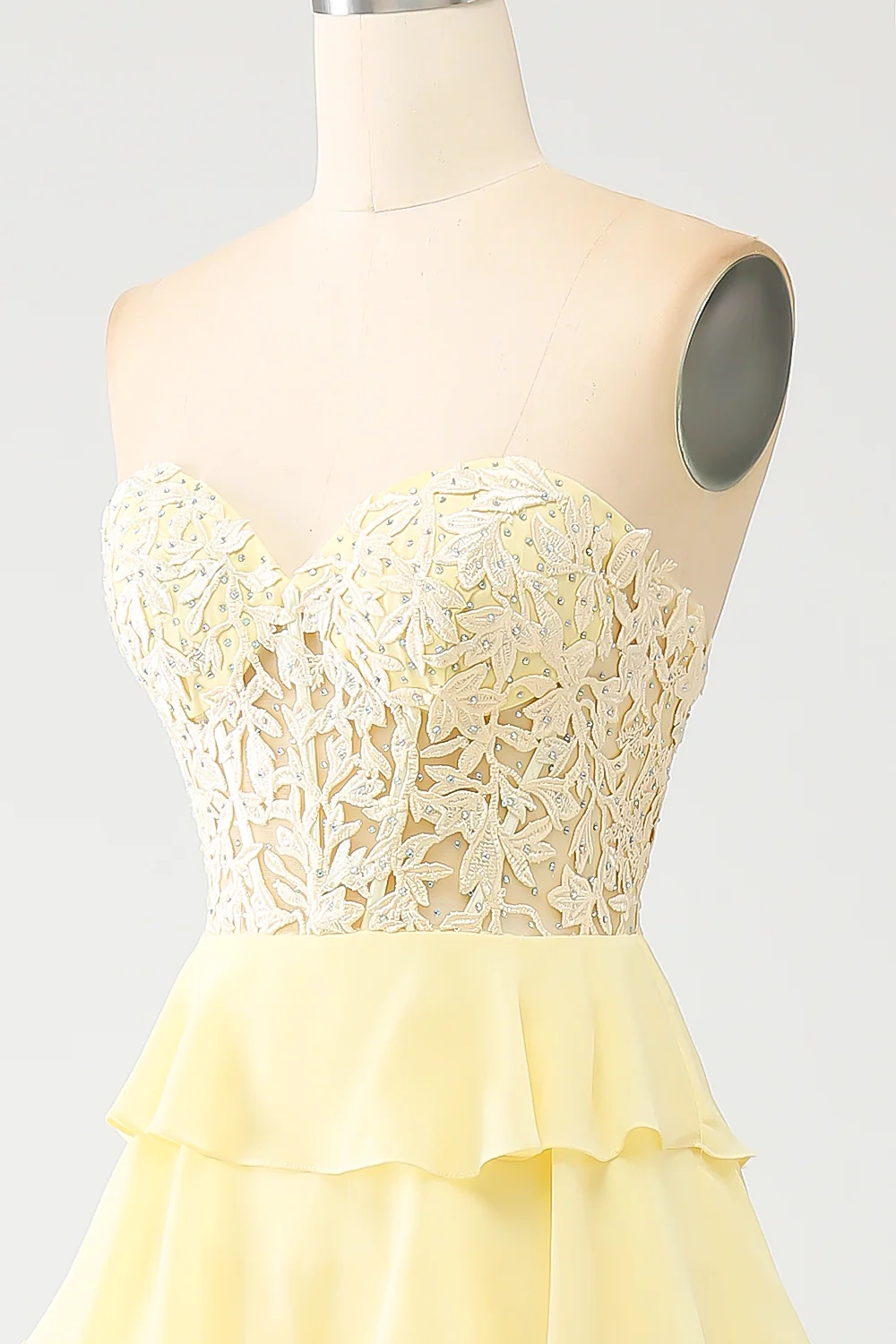 Elegante vestido de noche de gasa escalonada con corpiño de encaje, escote corazón y espalda con cordones