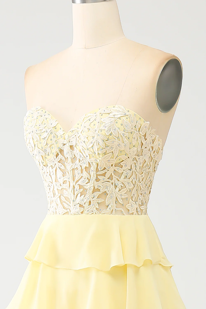 Elegante vestido de noche de gasa escalonada con corpiño de encaje, escote corazón y espalda con cordones