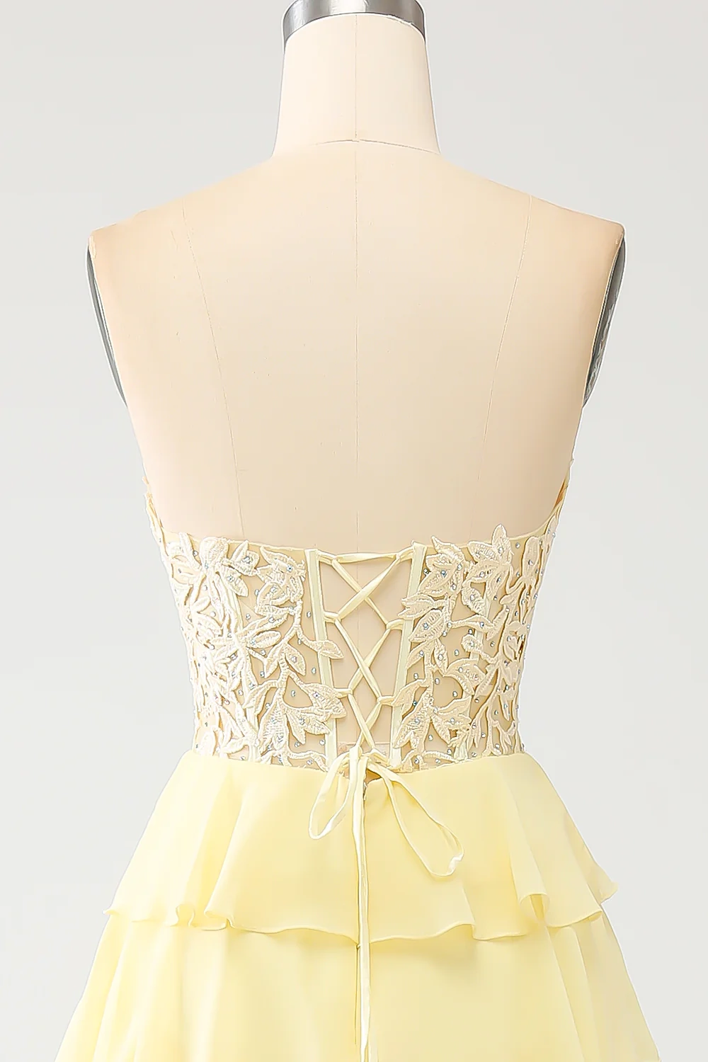Elegante vestido de noche de gasa escalonada con corpiño de encaje, escote corazón y espalda con cordones