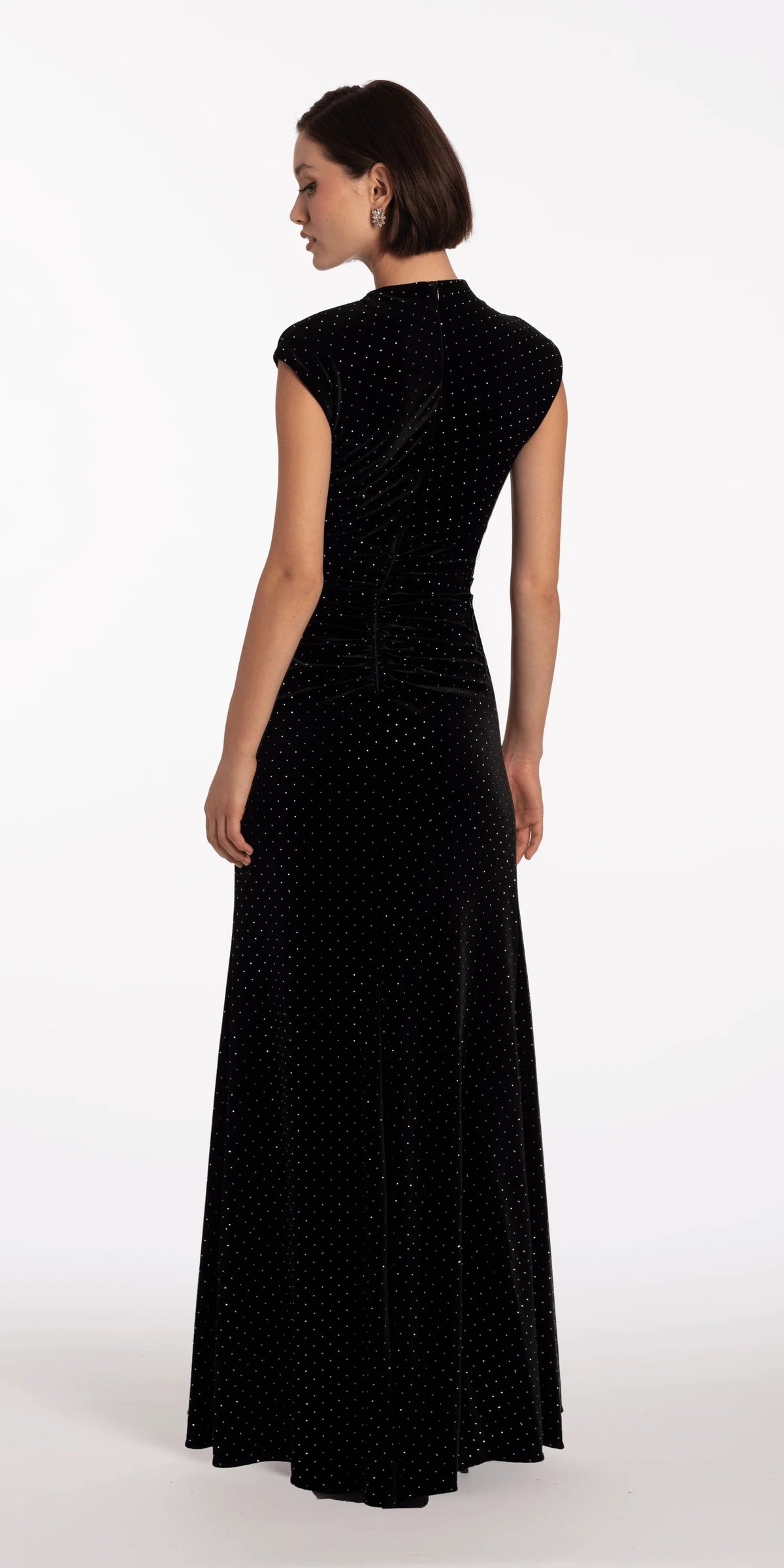 Elegante vestido de noche de terciopelo negro con mangas casquillo, cuello alto, cintura fruncida y falda hasta el suelo con abertura