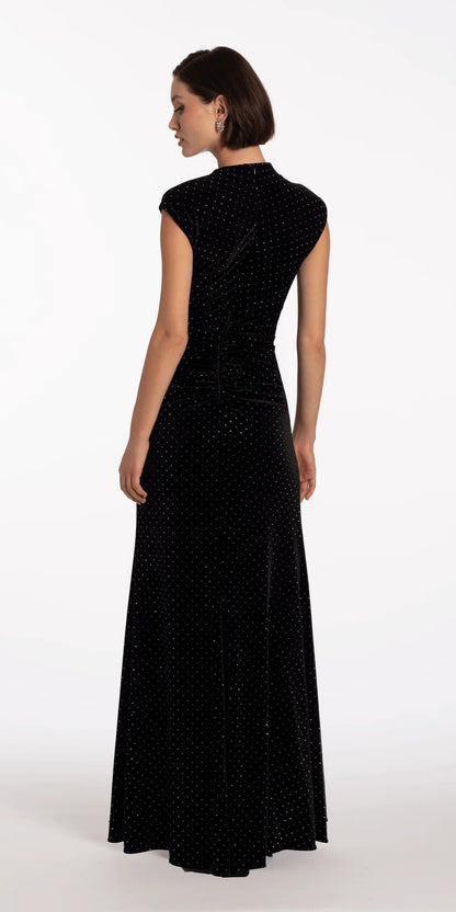Elegante vestido de noche de terciopelo negro con mangas casquillo, cuello alto, cintura fruncida y falda hasta el suelo con abertura