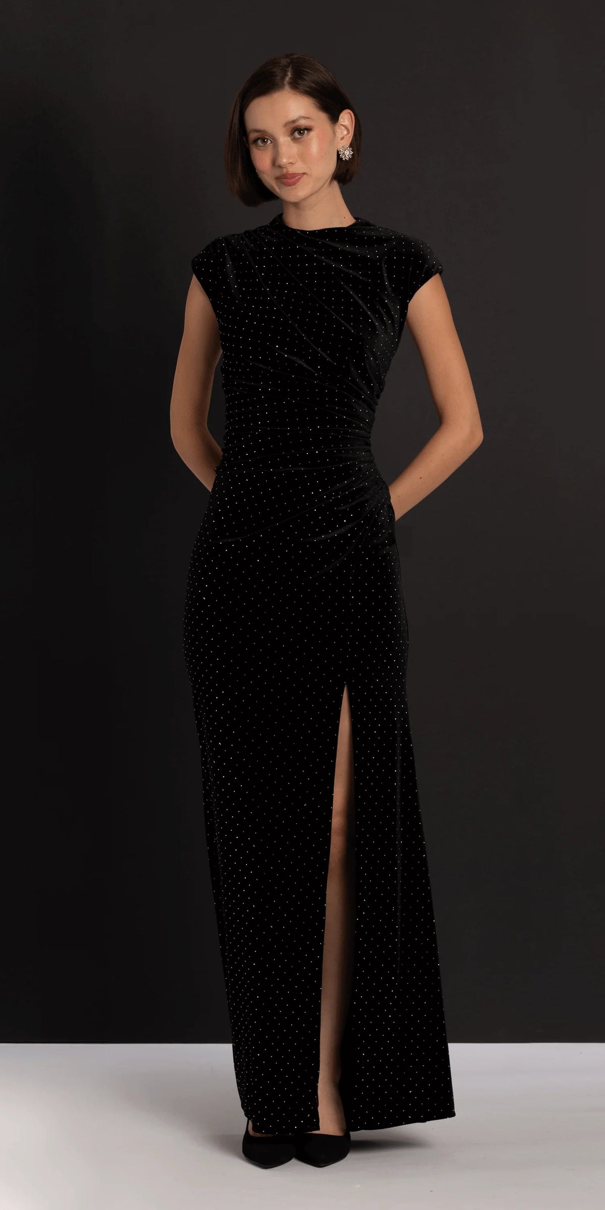 Elegante vestido de noche de terciopelo negro con mangas casquillo, cuello alto, cintura fruncida y falda hasta el suelo con abertura