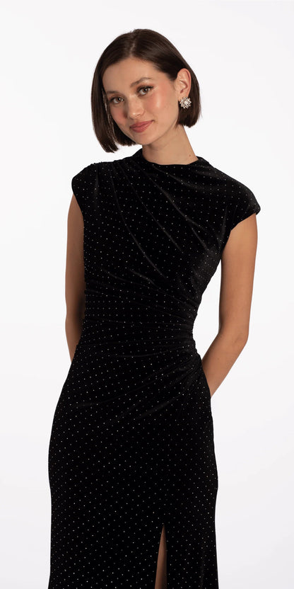 Elegante vestido de noche de terciopelo negro con mangas casquillo, cuello alto, cintura fruncida y falda hasta el suelo con abertura