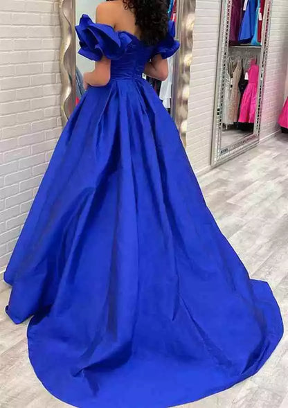 Elegantes vestidos de graduación de tafetán con hombros descubiertos, manga corta, cola larga y volantes plisados