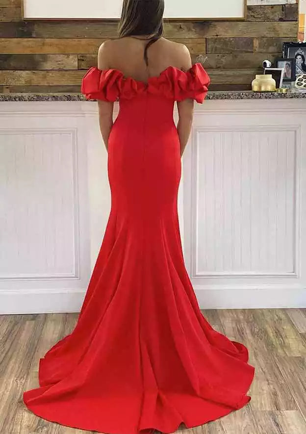 Elegantes vestidos de graduación de satén sin mangas con hombros descubiertos, cola larga, volantes y abertura