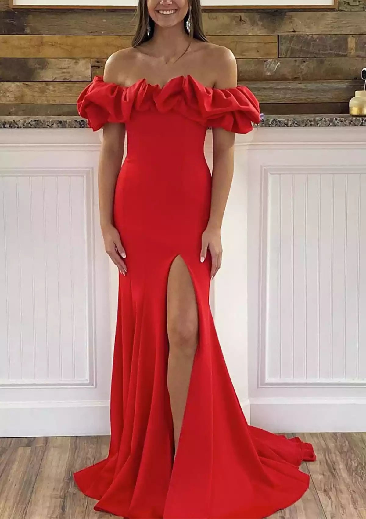Elegantes vestidos de graduación de satén sin mangas con hombros descubiertos, cola larga, volantes y abertura