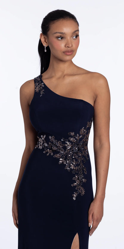 Elegante vestido de noche de un solo hombro con aplique floral de pedrería, espalda fruncida y abertura alta