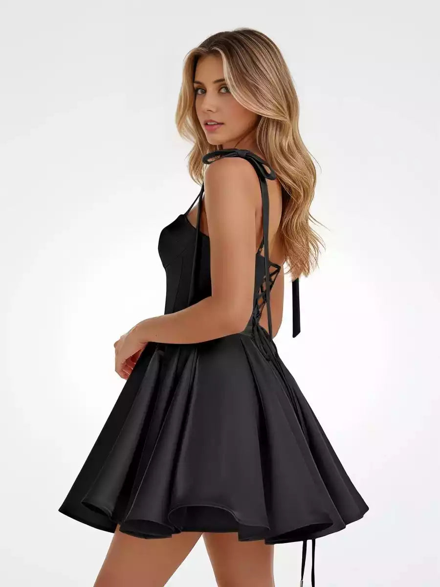 Elegantes vestidos cortos de satén para Homecoming, sin mangas, con hombros descubiertos y lazo en la espalda