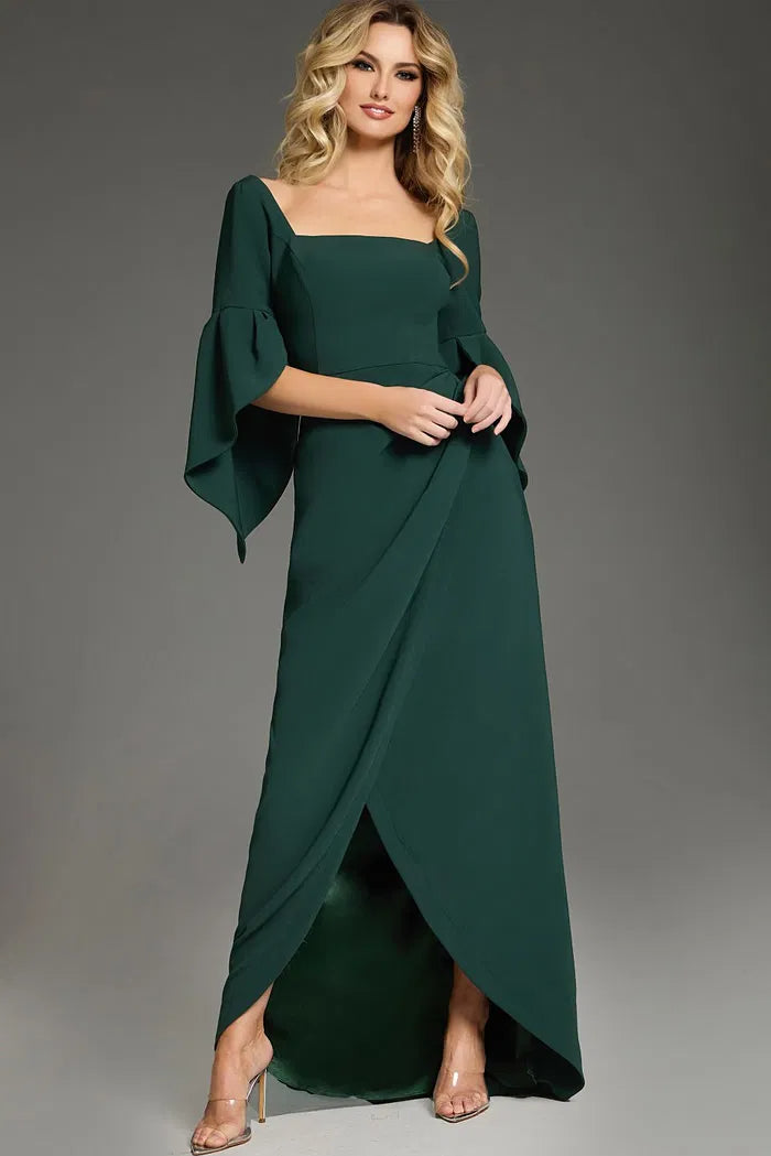 Vestido de noche verde esmeralda con escote cuadrado, mangas de campana, falda cruzada y abertura frontal