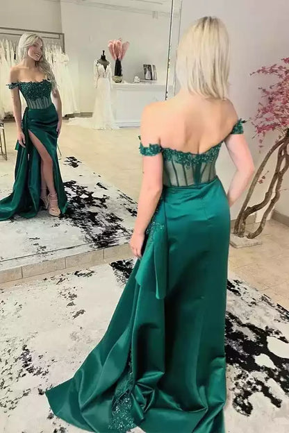 Encantador vestido de sirena de satén verde esmeralda con corpiño de encaje con hombros descubiertos y abertura alta